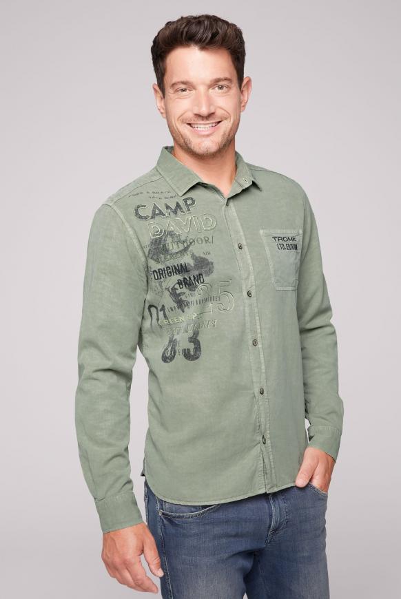 Hemd mit Label-Applikationen im Used Look treasure green