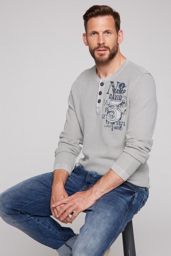 Henley-Pullover mit Used-Optik und Artworks