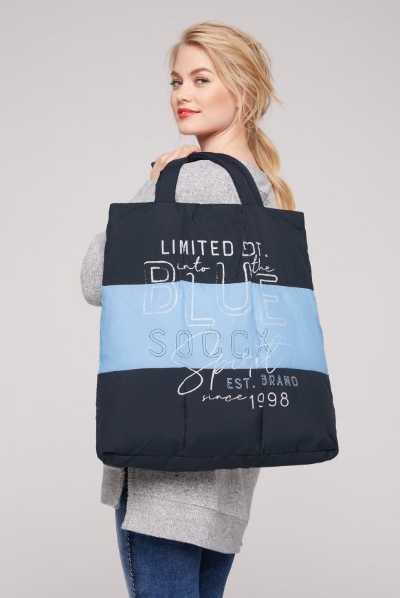 Puffer Bag mit Farbstreifen und Artwork polar night