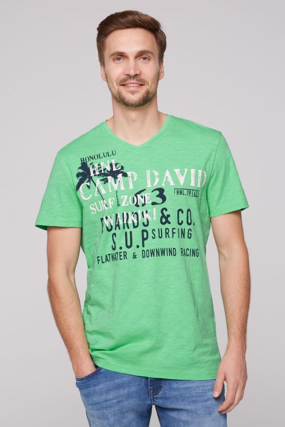 T-Shirt mit V-Neck und Print Artwork regatta green