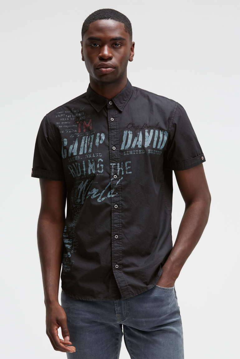 Kurzarmhemd mit Label Prints und Stickereien