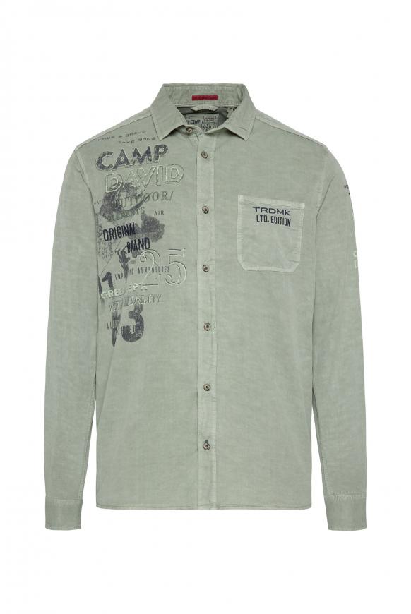 Hemd mit Label-Applikationen im Used Look treasure green