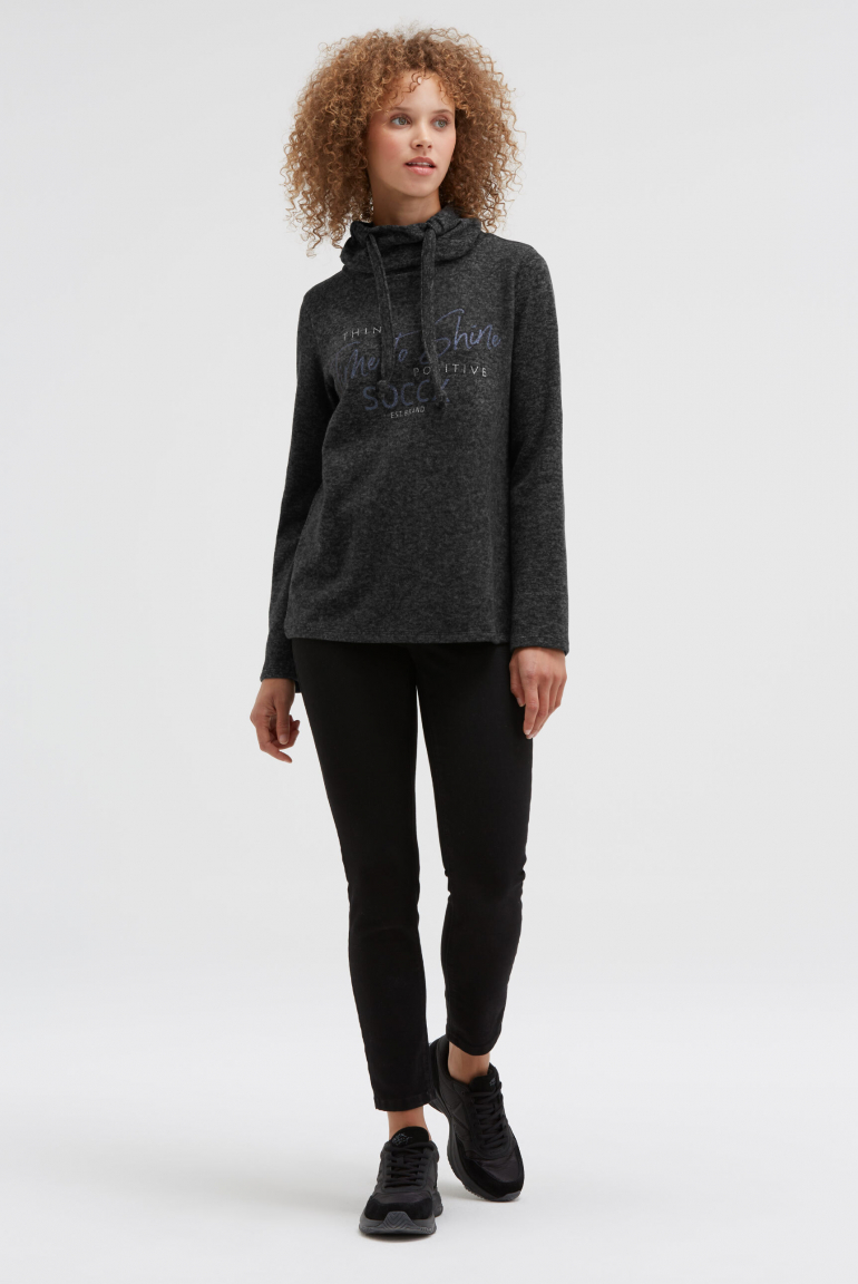 Flauschstrickpullover mit Kragen und Glitter Print