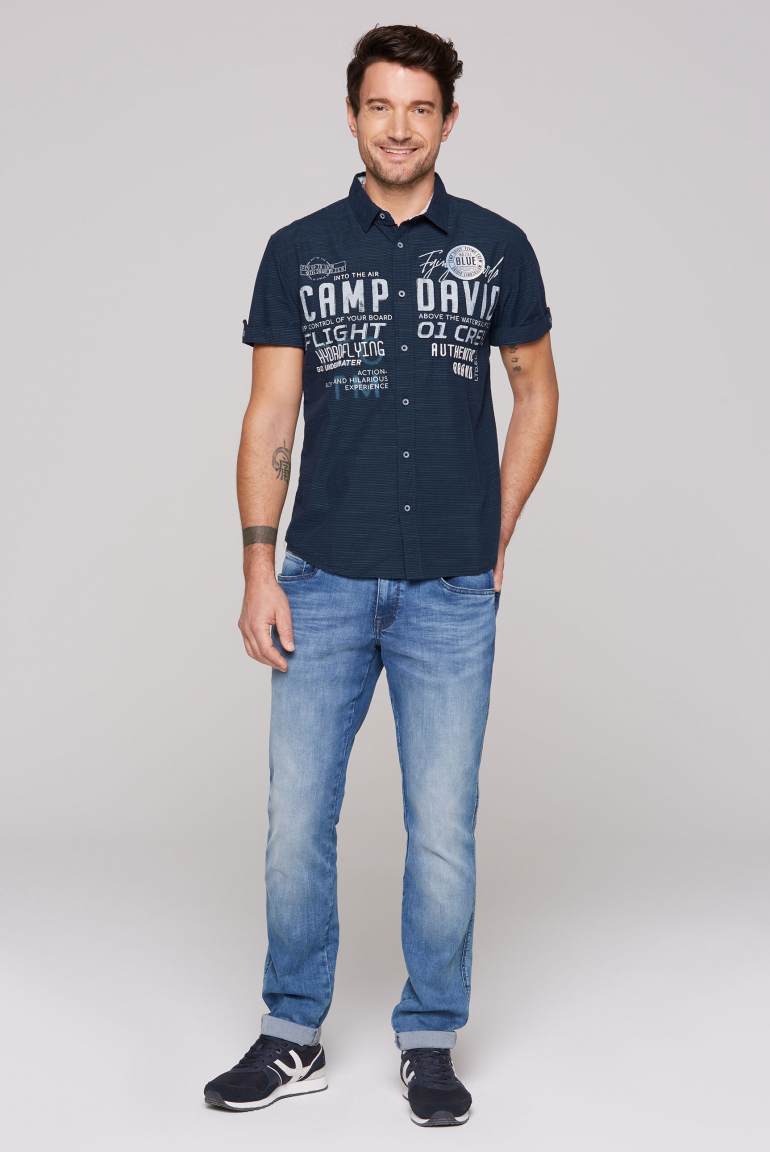 Kurzarm-Streifenhemd mit Label-Stickereien