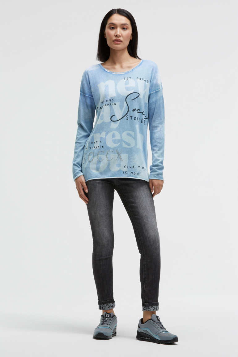 Pullover mit All Over Print und Schmucksteinen