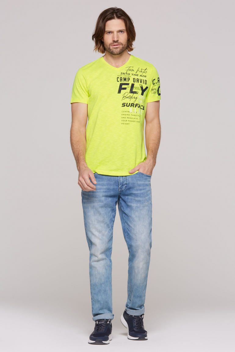 T-Shirt mit V-Neck und Label Prints