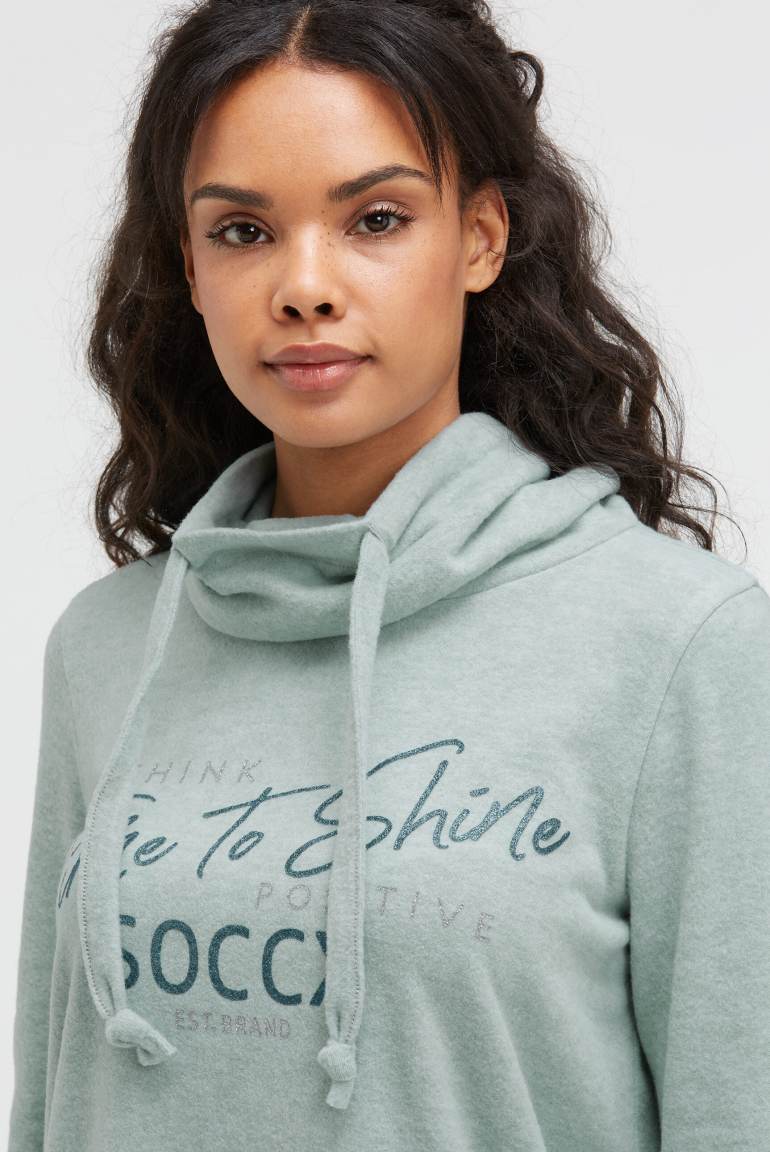 Flauschstrickpullover mit Kragen und Glitter Print