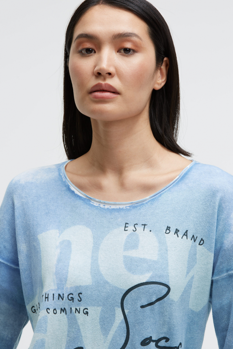 Pullover mit All Over Print und Schmucksteinen