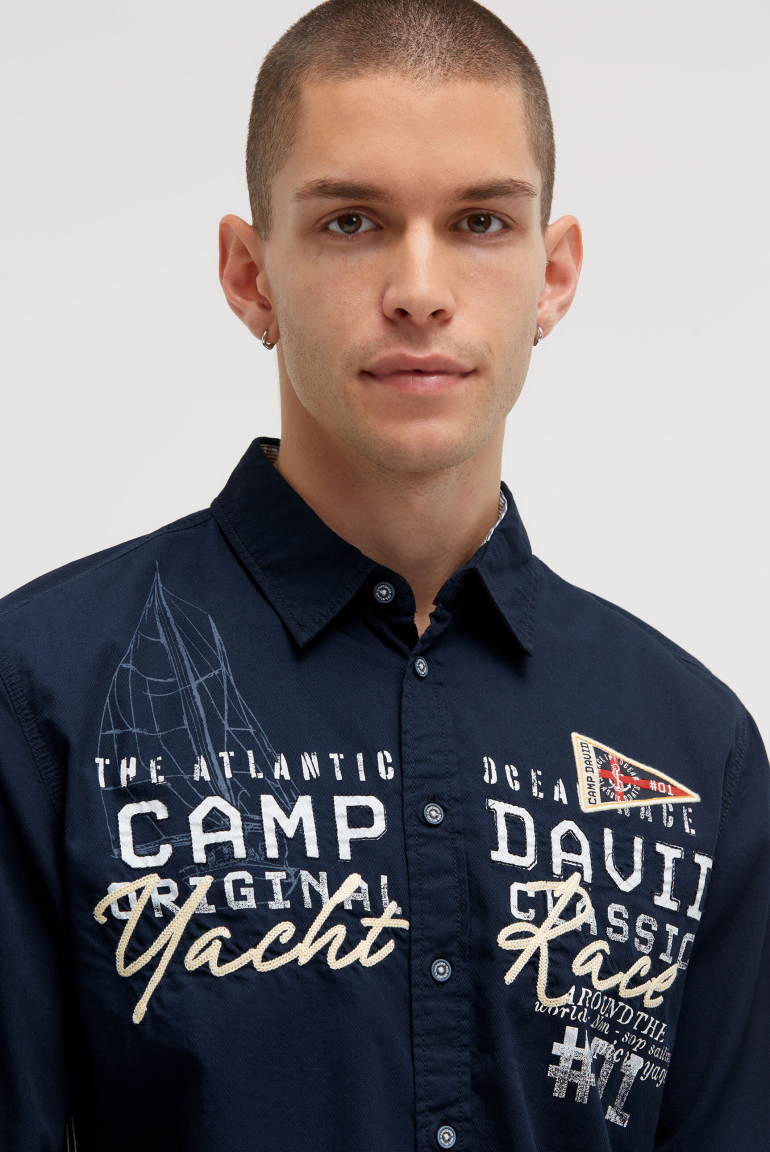 Strukturiertes Langarmhemd mit Logo-Applikationen