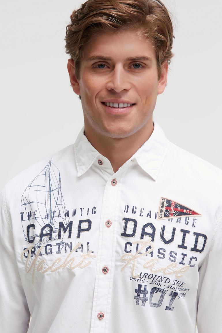 Strukturiertes Langarmhemd mit Logo-Applikationen