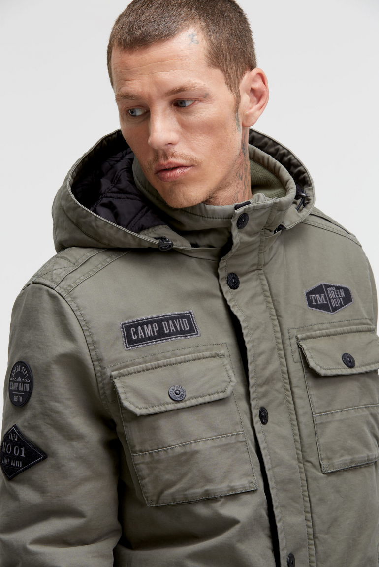 Wattierte Fieldjacket mit Klappentaschen und Kapuze
