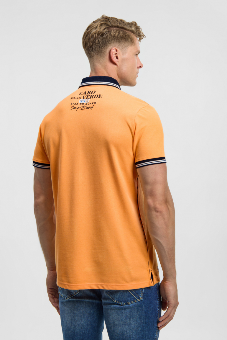 Pikee-Polo mit Label-Applikationen