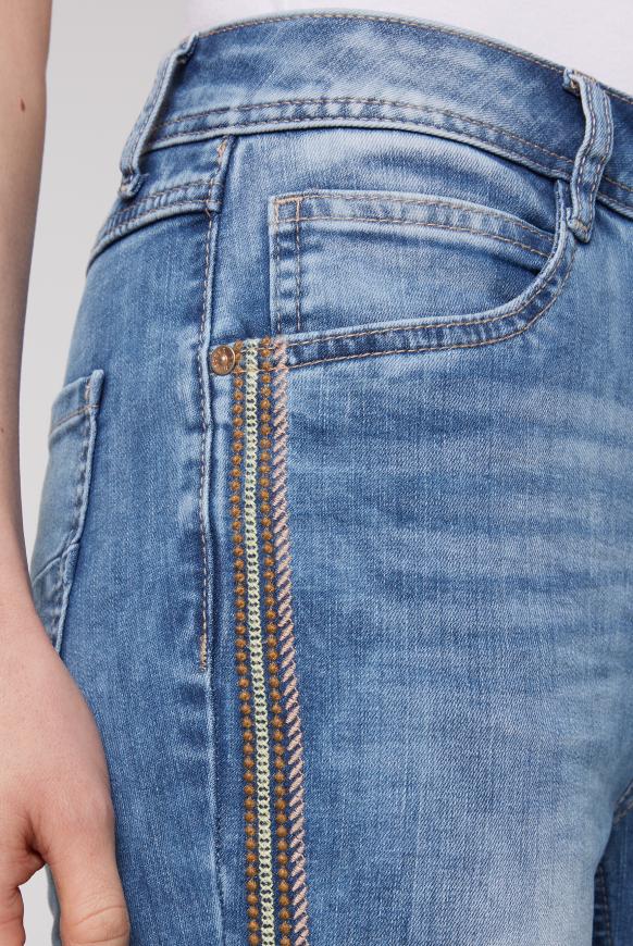Capri Jeans NO:RA mit Stickereien an den Seiten