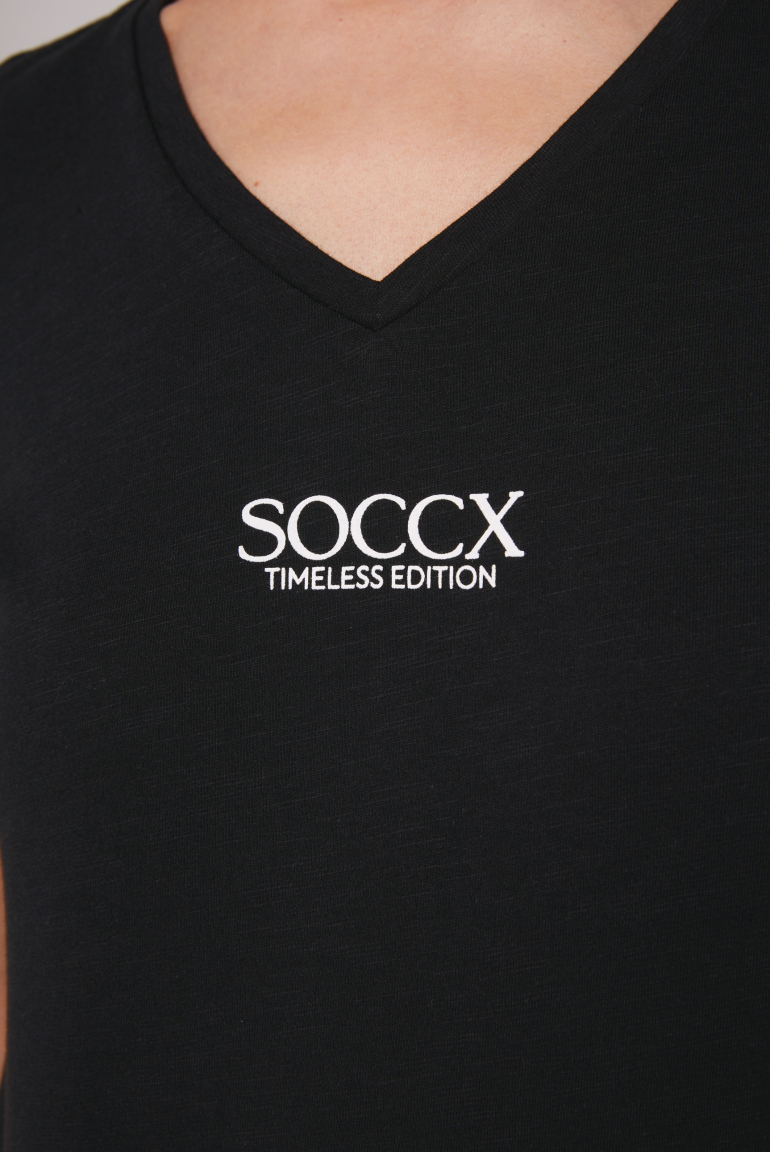 Basic T-Shirt mit V-Ausschnitt und Logo