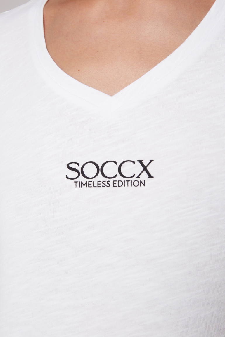 Basic T-Shirt mit V-Ausschnitt und Logo