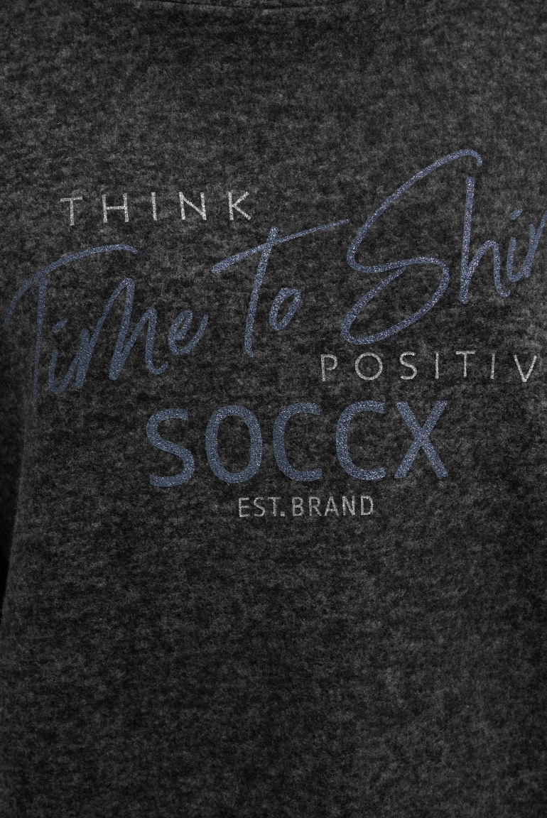 Flauschstrickpullover mit Kragen und Glitter Print