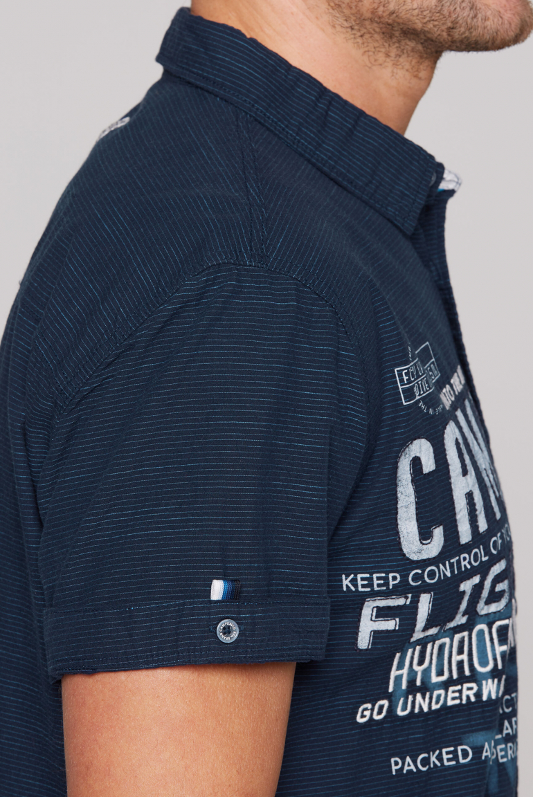 Kurzarm-Streifenhemd mit Label-Stickereien