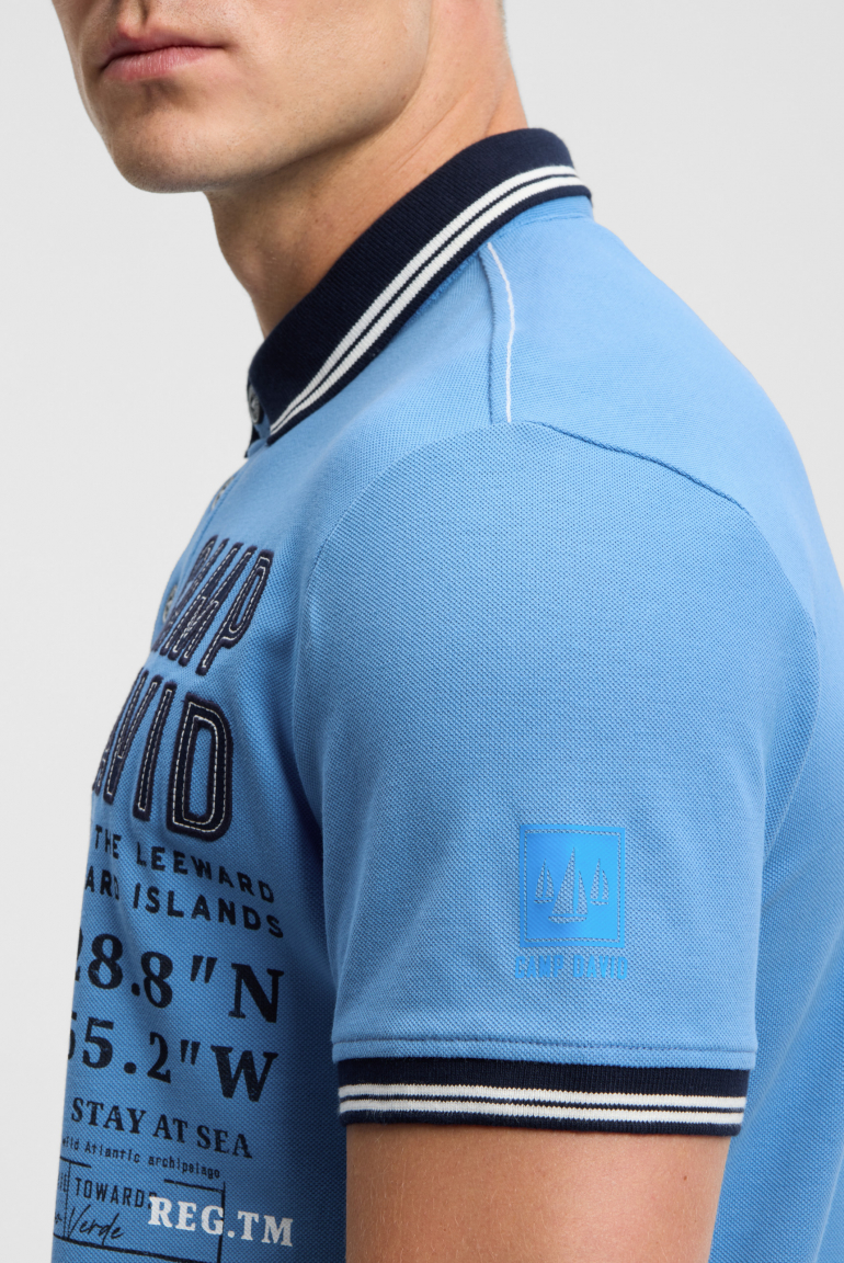 Pikee-Polo mit Label-Applikationen