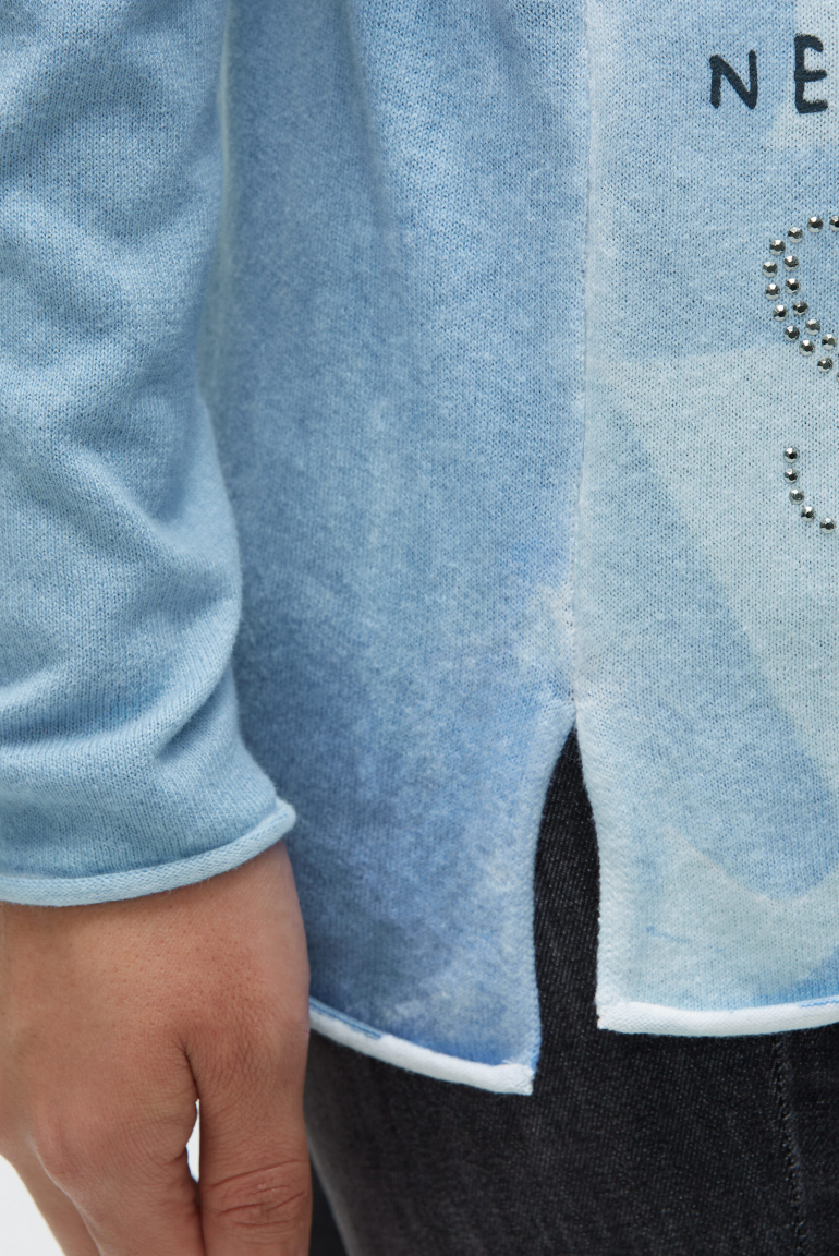 Pullover mit All Over Print und Schmucksteinen