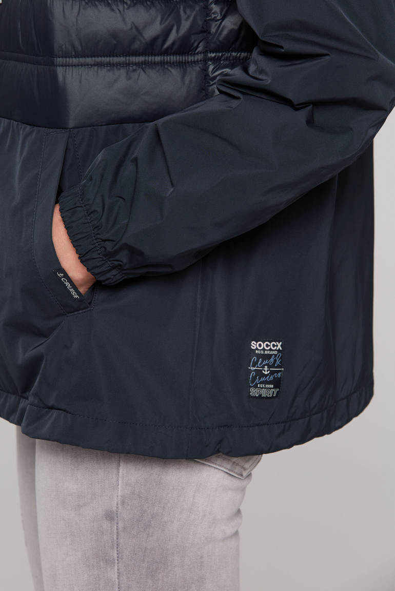 Windjacke mit Kapuze im Materialmix