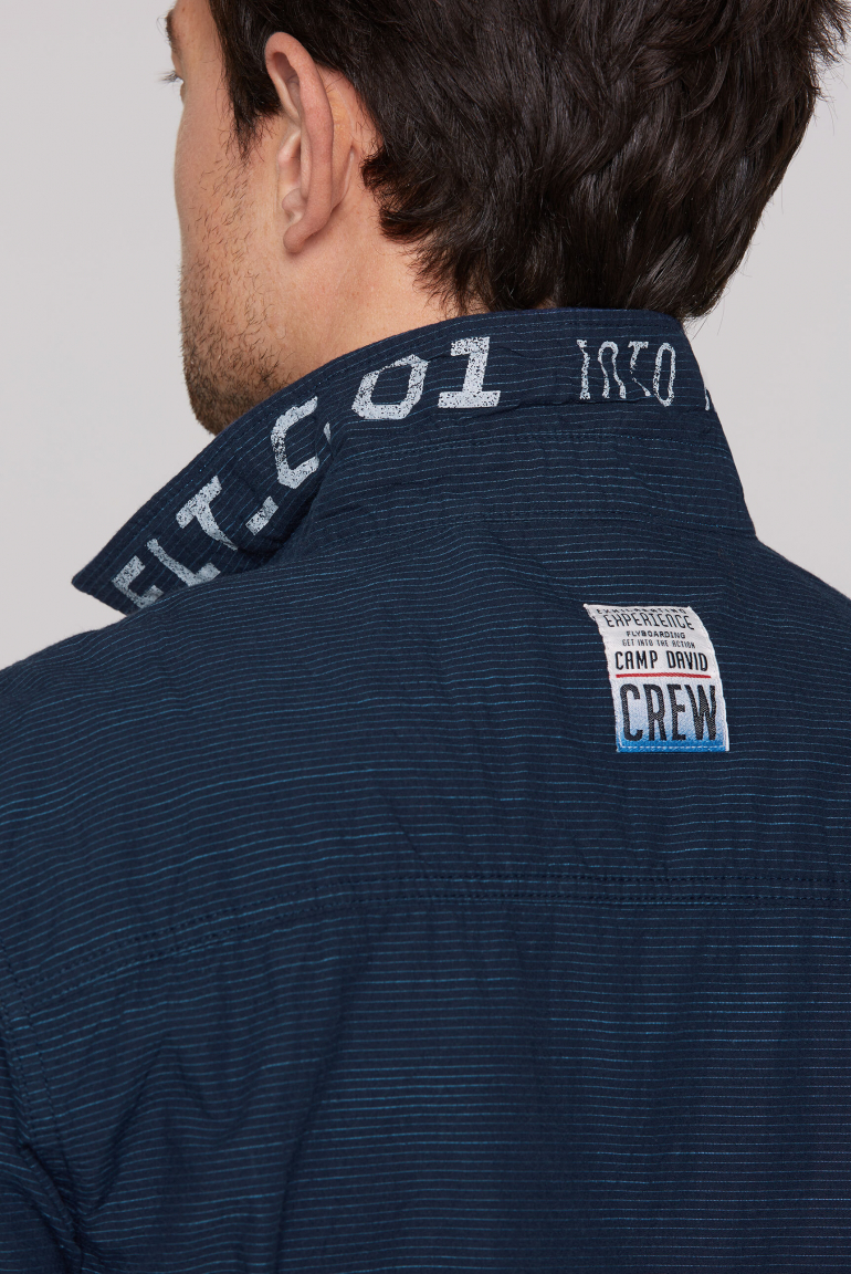 Kurzarm-Streifenhemd mit Label-Stickereien