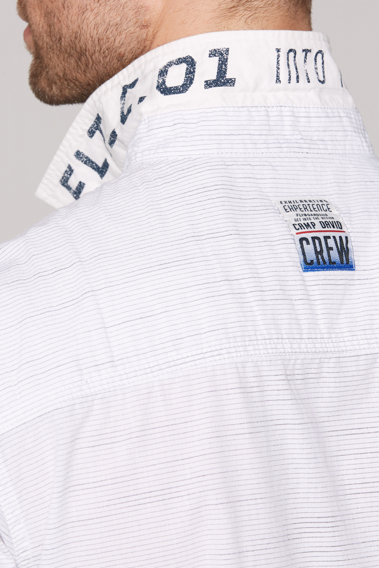 Kurzarm-Streifenhemd mit Label-Stickereien
