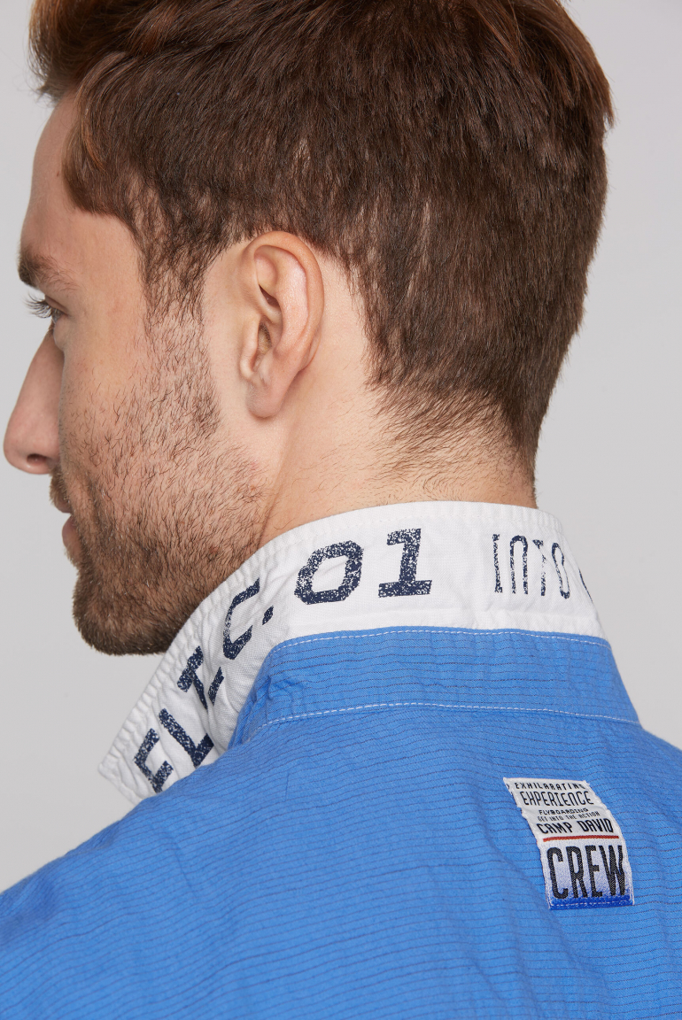 Kurzarm-Streifenhemd mit Label-Stickereien