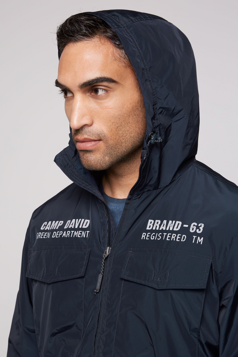 Windbreaker-Jacke mit Kapuze und Rückenprint