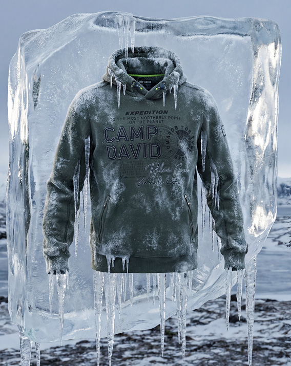 Model trägt einen Hoodie