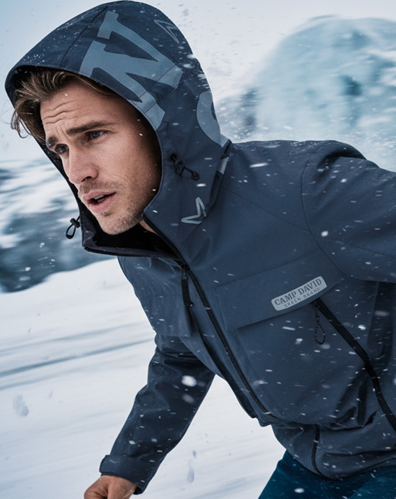 Model trägt Jacke von Camp David