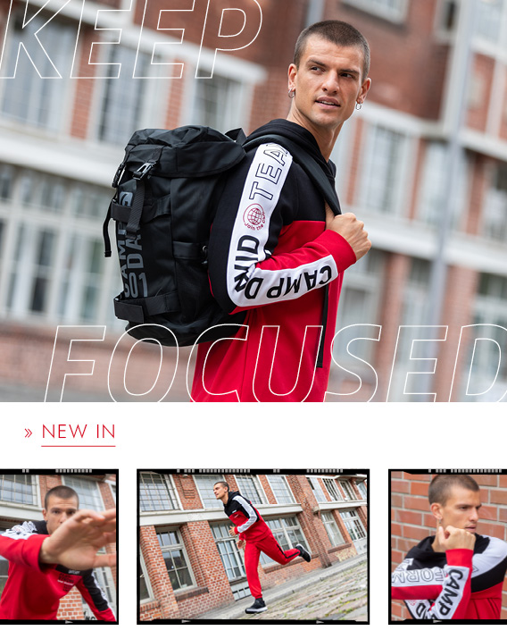 Model trägt Rucksack und Hoddie