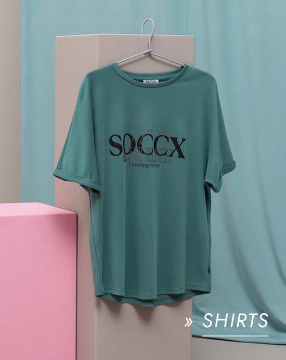 Shirt am Bügel hängend