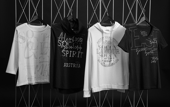 Die T-Shirts im Black Sale hängen in einer Reihe.