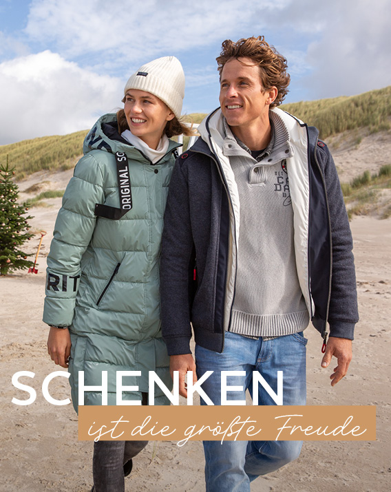 Paar läuft am Strand