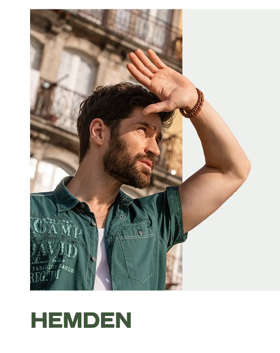 Model trägt ein grünes Hemd und blickt in die Ferne.