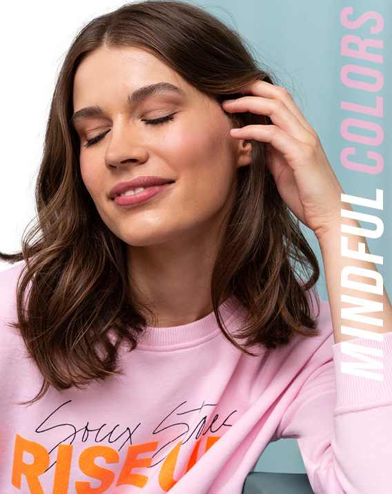 Model trägt pinken Pullover