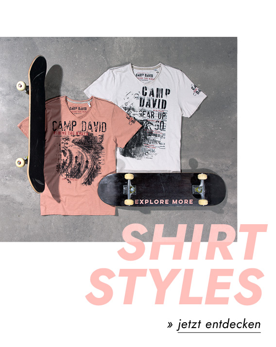 zwei T-Shirt liegend mit Skateboards