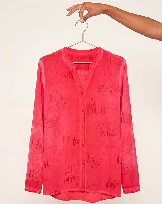 Bluse auf einer Kleiderstange