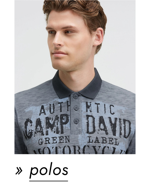 Model trägt blaues Polo