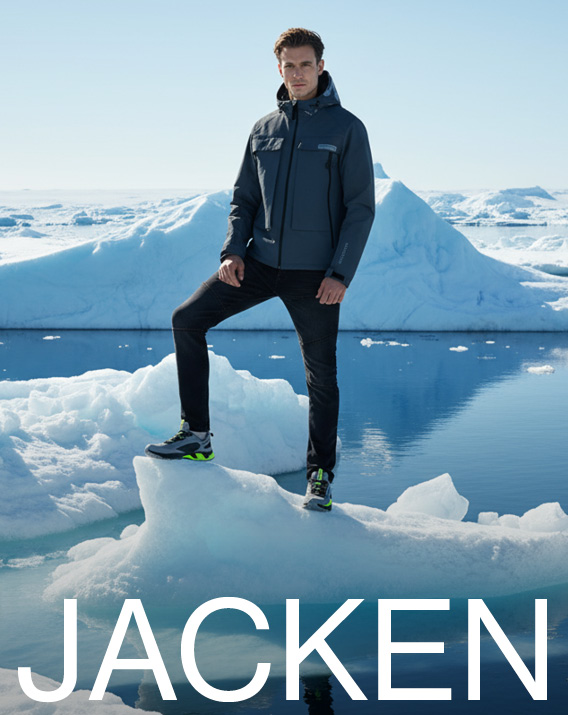 Model steht auf Eisblock