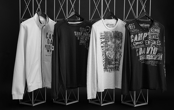 Die T-Shirts im Black Sale hängen in einer Reihe.